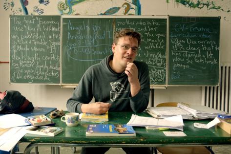 Simon, ein Mathelehrer, der gerne das alternative Schulkonzept vertritt. © Neue Visionen Filmverleih