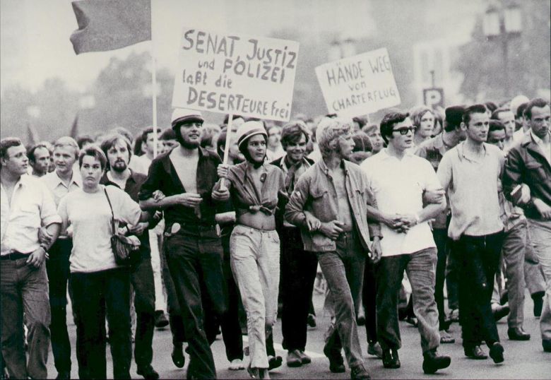Demonstration für Deserteure im Jahr 1969 in Berlin (Foto: Beyerw - Eigenes Werk; CC BY-SA 3.0)