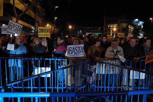 640px-Protesta_en_contra_del_Partido_Popular_ante_su_sede_en_la_calle_Génova_de_Madrid_(1_de_febrero_de_2013)_(2)